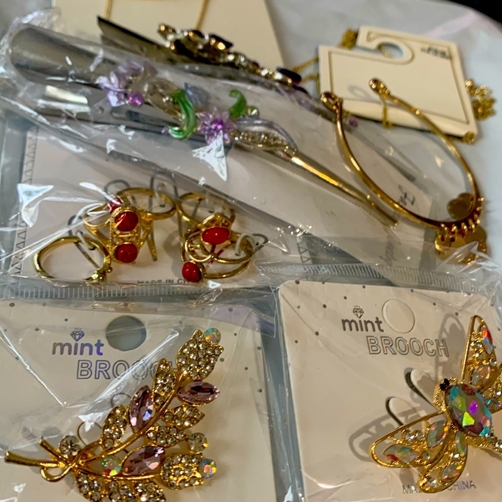 10 piece fashion jewelry lot brooches hair clips rings bracelets and necklace